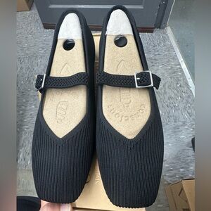 Vivaia shoes size US 8/M
